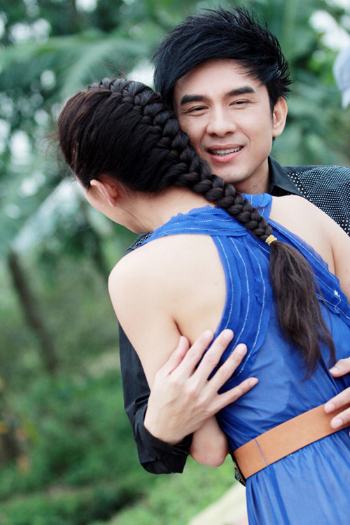 Đan Trường &ocirc;m ấp bạn g&aacute;i Việt kiều chốn đ&ocirc;ng người 1