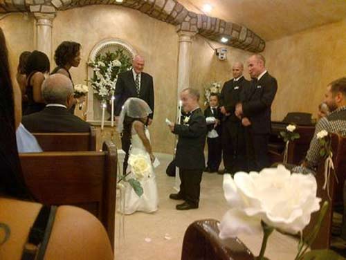 Đ&aacute;m cưới lạ l&ugrave;ng của cặp đ&ocirc;i t&iacute; hon 5