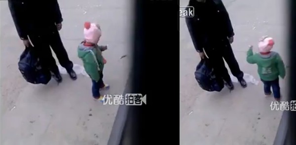 Cho&aacute;ng với clip 2 cha con chia nhau điếu thuốc l&aacute; 1