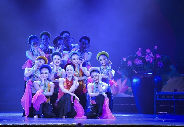 Hương Giang "v&aacute;c" bụng bầu đi xem Linh Nga m&uacute;a 13