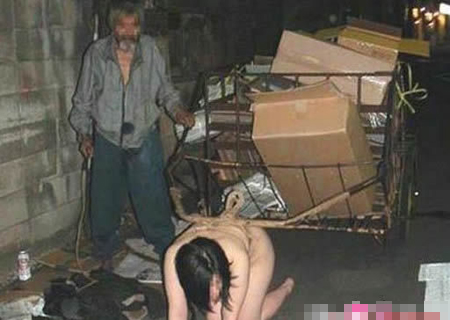 Sốc với c&aacute;c kiểu lột truồng để... dạy dỗ con 5