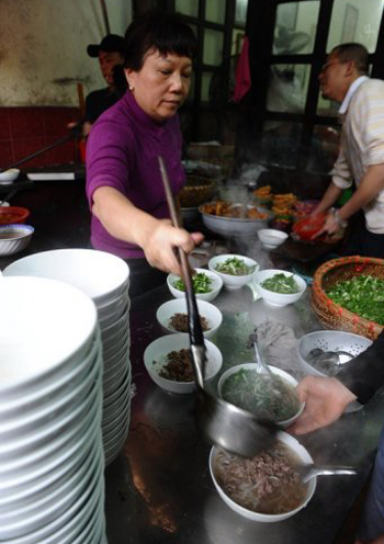 Phở H&agrave; Nội lạ l&ugrave;ng trong mắt ph&oacute;ng vi&ecirc;n ngoại 2