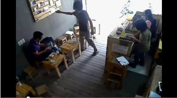 Cư d&acirc;n mạng shock v&igrave; clip cướp Ipad trong qu&aacute;n caf&eacute; ở S&agrave;i G&ograve;n 3