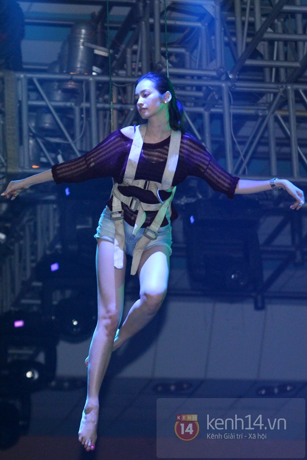 Tr&uacute;c Diễm tập bay, Ho&agrave;ng Th&ugrave;y lộ mặt mụn tập dượt chương tr&igrave;nh 1