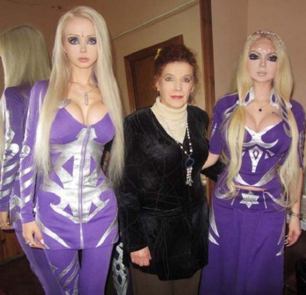 Gặp gia đ&igrave;nh b&uacute;p b&ecirc; sống Valeria Lukyanova 12