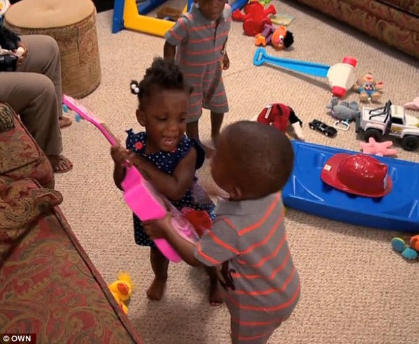 Cho&aacute;ng với kỷ lục của những b&agrave; mẹ mắn đẻ  11