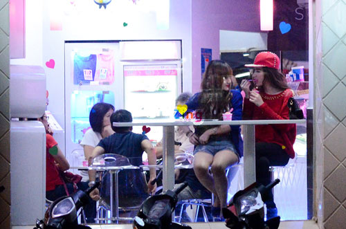 Angela Phương Trinh l&aacute;i xế hộp 2 tỷ mới tậu đi ăn kem 16