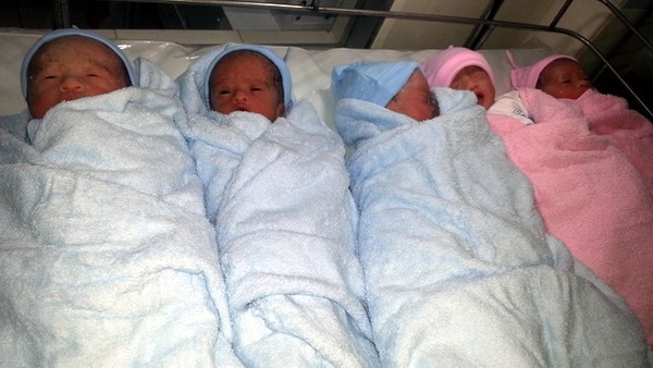 Gặp đ&ocirc;i vợ chồng g&acirc;y x&ocirc;n xao v&igrave; ca sinh 5 2