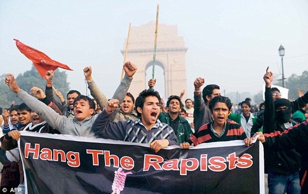 B&eacute; g&aacute;i 4 tuổi bị cưỡng hiếp rồi n&eacute;m xuống hồ đến chết 1