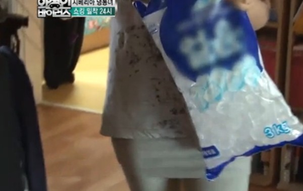 "B&agrave; ch&uacute;a Tuyết" th&iacute;ch tắm nước đ&aacute; trong thời tiết -16 độ 4