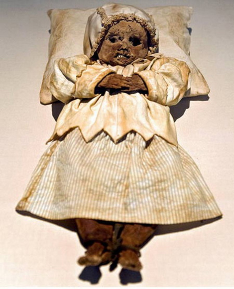 Những x&aacute;c ướp trẻ em lạ l&ugrave;ng nhất thế giới 9