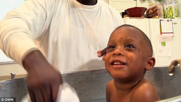 Cho&aacute;ng với kỷ lục của những b&agrave; mẹ mắn đẻ  18