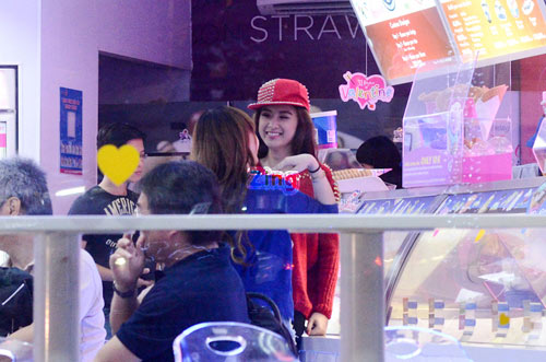 Angela Phương Trinh l&aacute;i xế hộp 2 tỷ mới tậu đi ăn kem 14