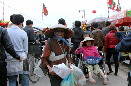 Sư giả, ăn xin &ldquo;bủa v&acirc;y&rdquo; Phủ Dầy 21