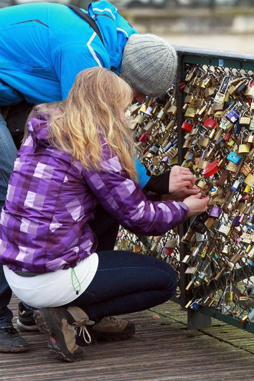 Độc đ&aacute;o c&acirc;y cầu ngh&igrave;n kh&oacute;a thơ mộng nhất Paris 10