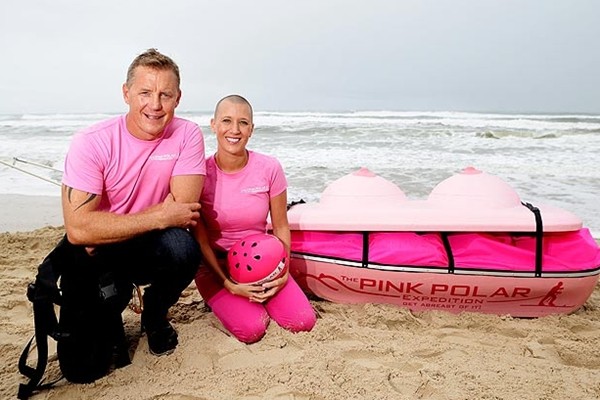 Người đ&agrave;n &ocirc;ng đi Nam Cực bằng... "&aacute;o ngực khổng lồ" 3