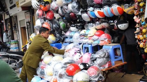 Kh&ocirc;ng phạt người đội mũ bảo hiểm &ldquo;rởm&rdquo;! 1