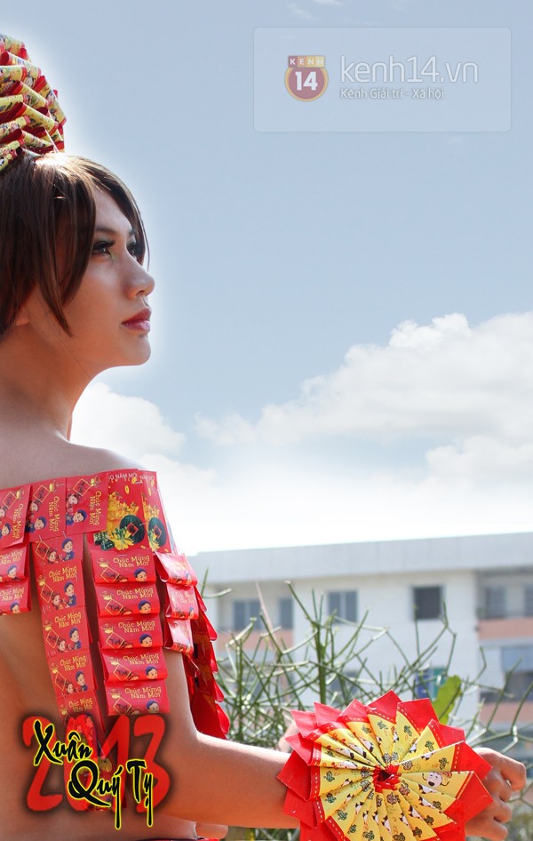 &Aacute;o d&agrave;i sexy l&agrave;m từ hơn 1.000 bao l&igrave; x&igrave; 3