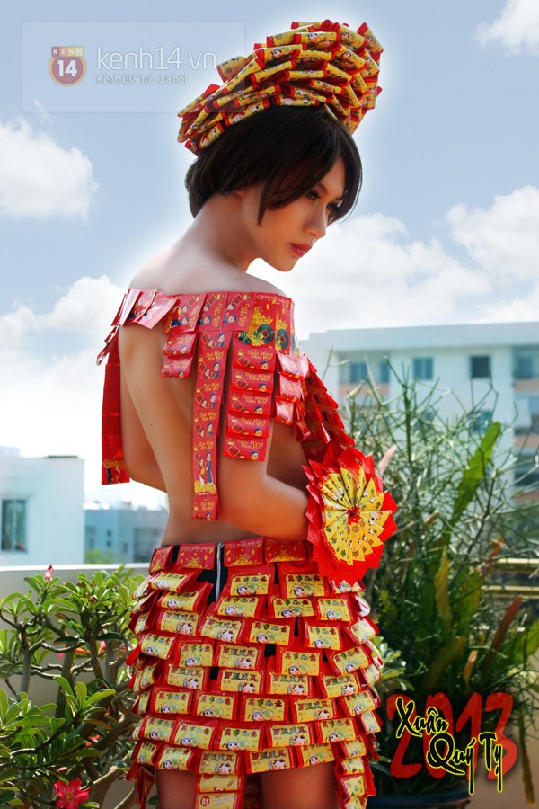 &Aacute;o d&agrave;i sexy l&agrave;m từ hơn 1.000 bao l&igrave; x&igrave; 5