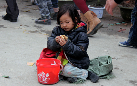 Sư giả, ăn xin &ldquo;bủa v&acirc;y&rdquo; Phủ Dầy 14