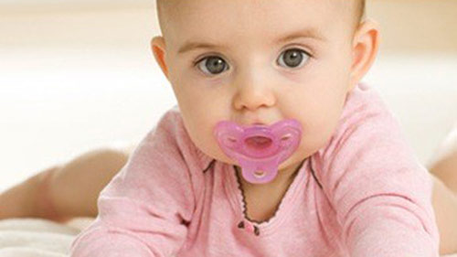 Trẻ mắc đủ thứ bệnh v&igrave; nghiện n&uacute;m v&uacute; giả 1