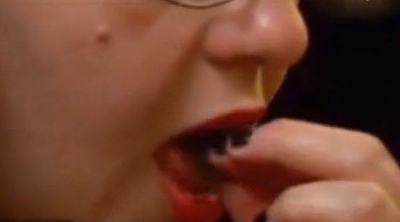 Cho&aacute;ng với m&agrave;n ăn uống kinh dị của những người đẹp 7