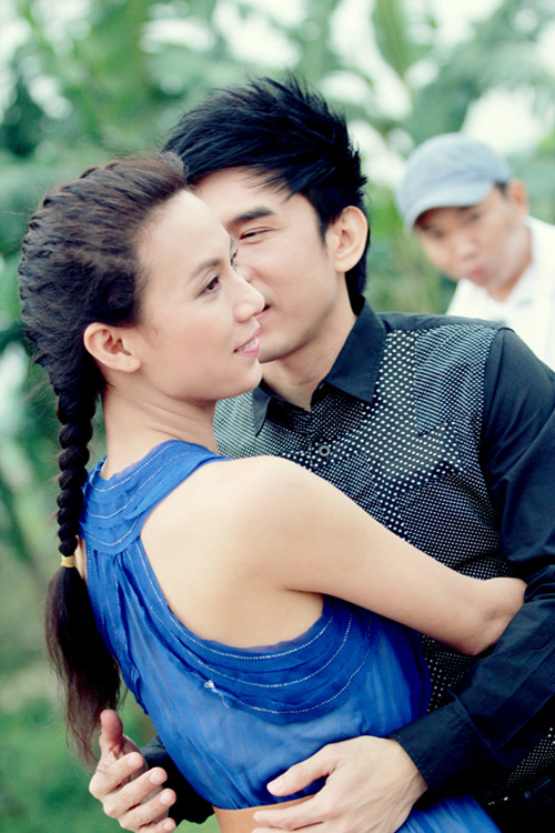 Đan Trường &ocirc;m ấp bạn g&aacute;i Việt kiều chốn đ&ocirc;ng người 5