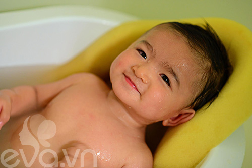 Hồng Nhung rạng rỡ khoe con trai 1 tuổi 8