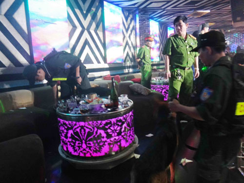 H&agrave;ng trăm cảnh s&aacute;t kiểm tra vũ trường Diamond 6