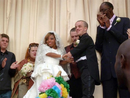 Đ&aacute;m cưới lạ l&ugrave;ng của cặp đ&ocirc;i t&iacute; hon 1