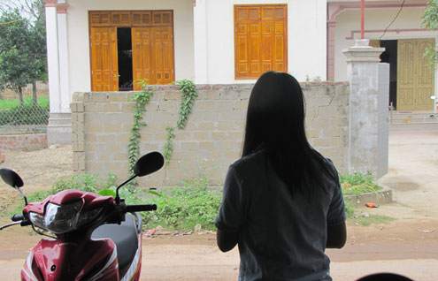 Bị chồng nhờ bạn hiếp d&acirc;m, vợ nhập viện t&acirc;m thần  2