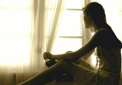 Bố chồng đeo k&iacute;nh canh chừng con d&acirc;u g&oacute;a 1