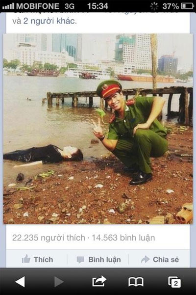Sự thật về bức ảnh c&ocirc;ng an tạo d&aacute;ng b&ecirc;n... x&aacute;c chết 1