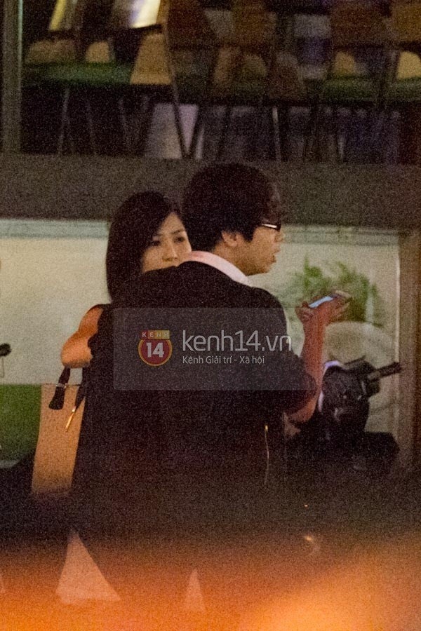 B&ugrave;i Anh Tuấn tận t&igrave;nh đưa Hương Tr&agrave;m về nh&agrave; 1