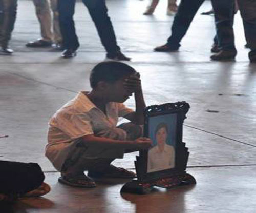 Những bức ảnh chia l&igrave;a t&igrave;nh m&aacute;u mủ khiến cả thế giới x&uacute;c động 4