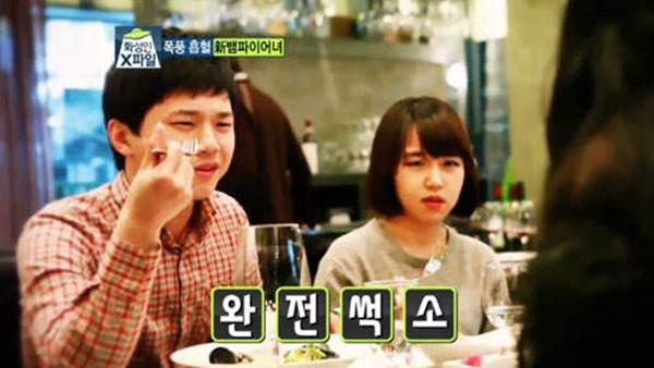 2 người đẹp H&agrave;n uống m&aacute;u tươi như ma c&agrave; rồng 10