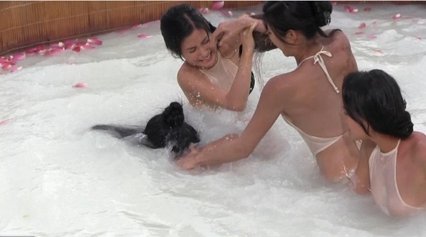 Tăng Thanh H&agrave; su&yacute;t lộ ngực v&igrave;... tắm ti&ecirc;n 3