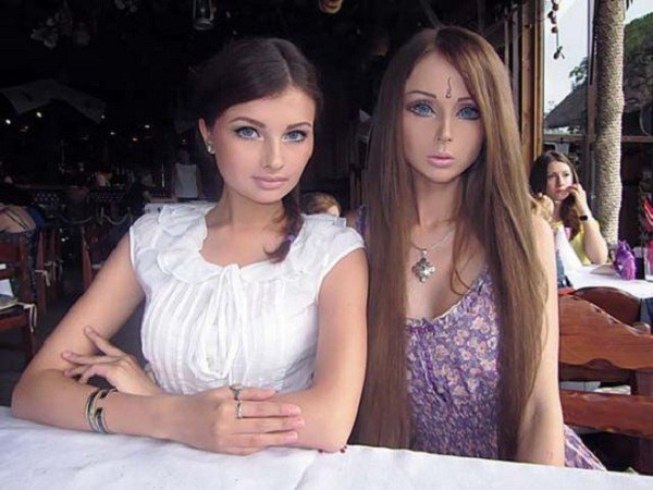 Gặp gia đ&igrave;nh b&uacute;p b&ecirc; sống Valeria Lukyanova 8