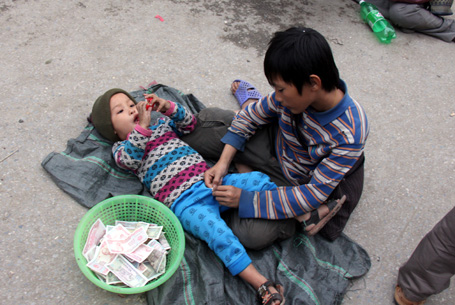 Sư giả, ăn xin &ldquo;bủa v&acirc;y&rdquo; Phủ Dầy 16