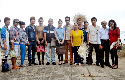 L&acirc;m Chi Khanh v&agrave; bạn trai t&igrave;nh tứ ở biển 10