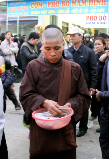 Sư giả, ăn xin &ldquo;bủa v&acirc;y&rdquo; Phủ Dầy 13