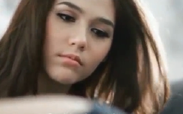 Clip chuyện t&igrave;nh buồn của c&ocirc; g&aacute;i xinh đẹp g&acirc;y sốt d&acirc;n mạng 3