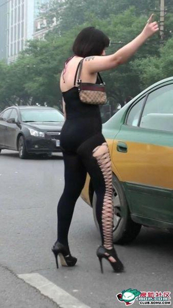 Cho&aacute;ng với những bộ trang phục ra phố của c&aacute;c người đẹp 14