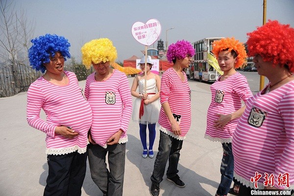 Đ&agrave;n &ocirc;ng giả b&agrave; bầu ch&agrave;o mừng 8/3 1