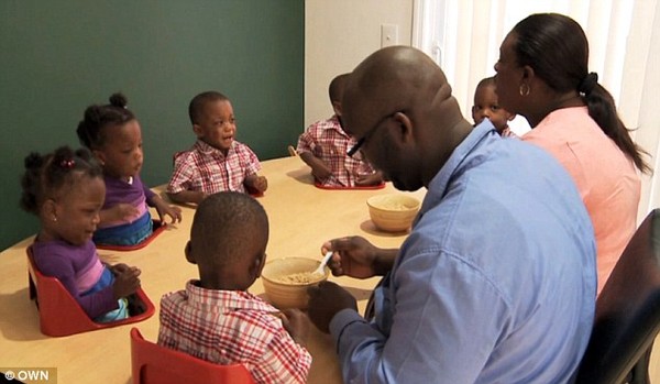 Cho&aacute;ng với kỷ lục của những b&agrave; mẹ mắn đẻ  14