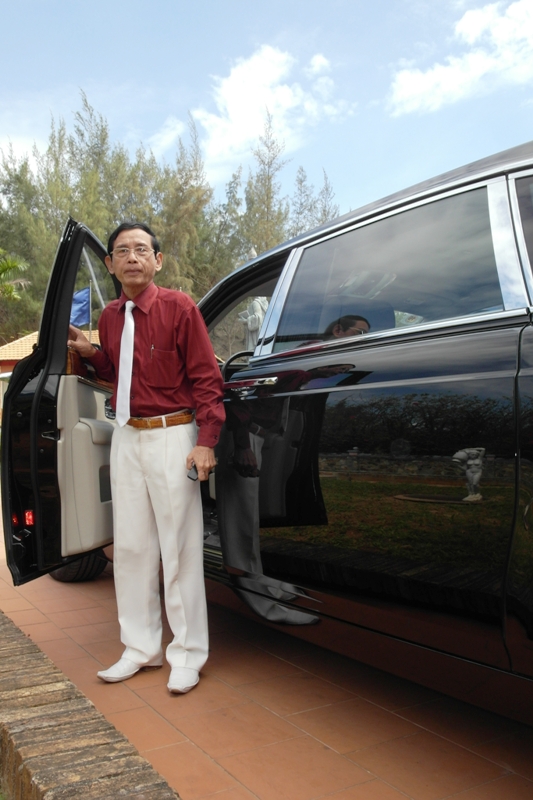 Đại gia L&ecirc; &Acirc;n t&igrave;nh tứ đi dạo tr&ecirc;n Rolls Royce với vợ trẻ  1