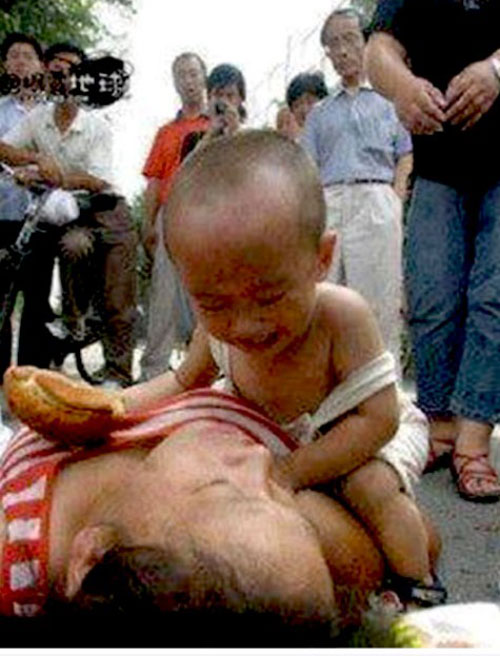 Những bức ảnh chia l&igrave;a t&igrave;nh m&aacute;u mủ khiến cả thế giới x&uacute;c động 3