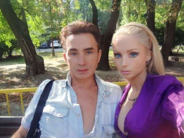 Gặp gia đ&igrave;nh b&uacute;p b&ecirc; sống Valeria Lukyanova 6