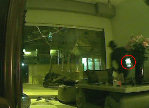 X&ocirc;ng v&agrave;o nh&agrave; cướp iPad, iPhone ở H&agrave; Nội 1