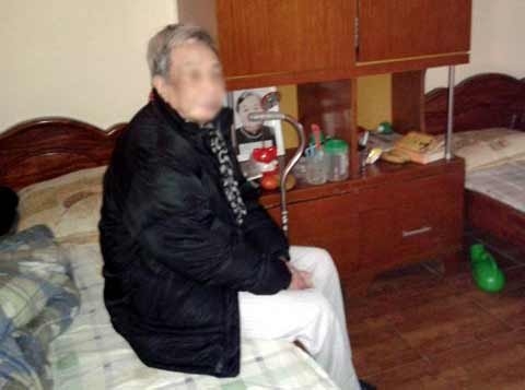 Con đại gia chuyển khoản... nu&ocirc;i bố mẹ ở trại dưỡng l&atilde;o 1